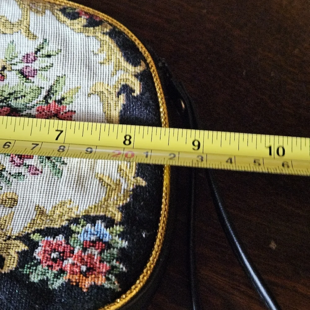 Vintage Floral Tapestry Wristlet Bag. - Picture 5 of 6